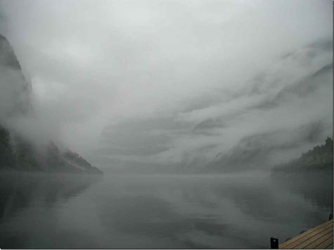 der Naeroyfjord voller Wolken