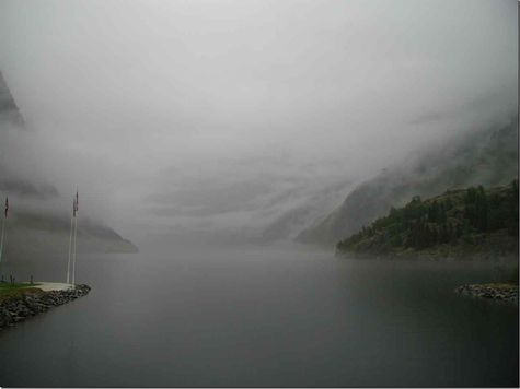 der Naeroyfjord voller Wolken