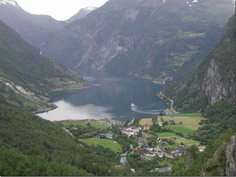 die F�hre verl��t Geiranger