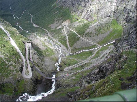 Trollstigen - an den Berg geklebte Kurven
