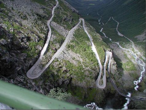 Trollstigen - an den Berg geklebte Kurven