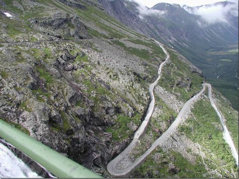 Trollstigen - an den Berg geklebte Kurven