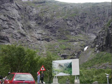 Trollstigen - von unten sieht man die Stra�e kaum