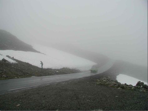 im Fjell liegen die Wolken noch auf dem Schnee