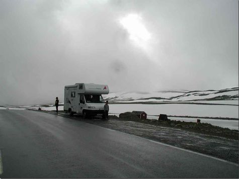 im Fjell liegen die Wolken noch auf dem Schnee