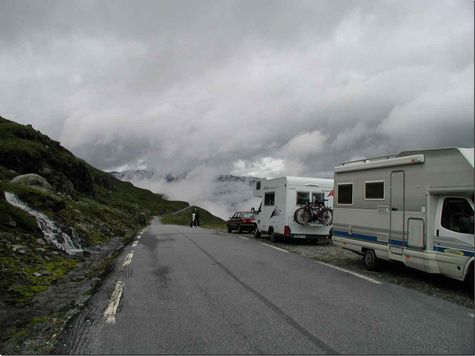 auf der Stra�e in die Wolken