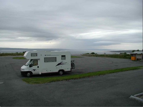 Schlafplatz an der E6 mit Blick auf den Varangerfjord