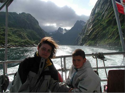 hinter uns scheint die Sonne in den Trollfjord
